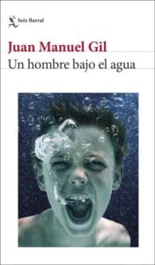 un hombre bajo el agua